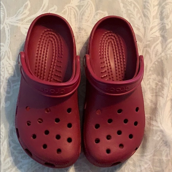 burgundy crocs